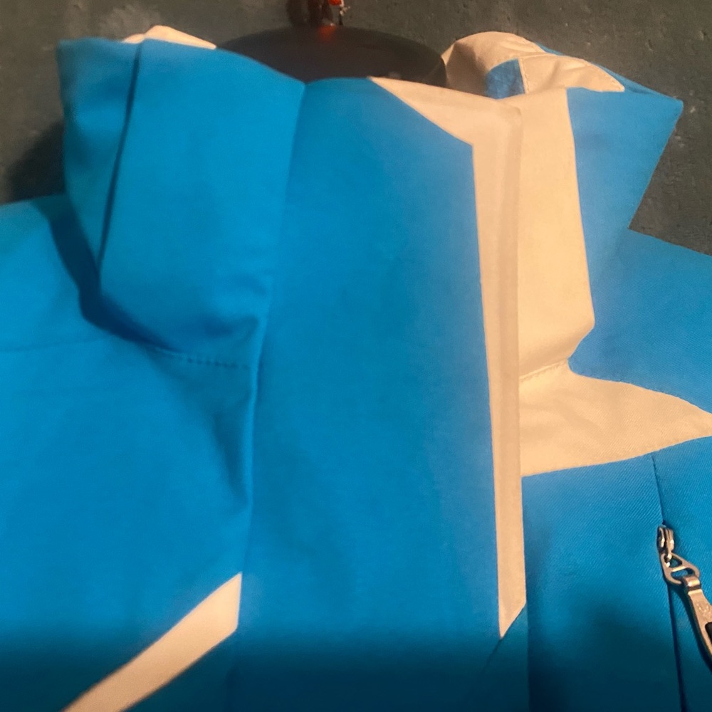 Striking blue SPYDER ski jacket 🕷️